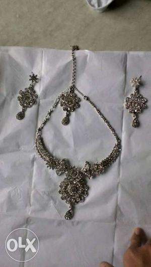 Set of 2 necklace set and 2 neck piece