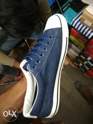 Unpaired Blue And White Low-top Sneakers