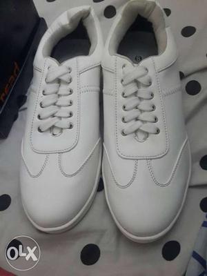 Unused white sneakers. size 8