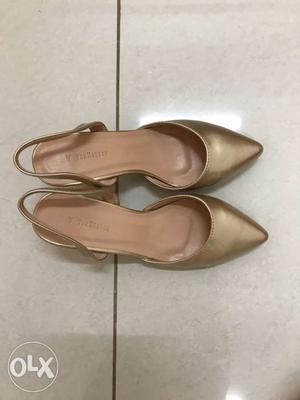 Van Heusen golden shine heels with size 5.