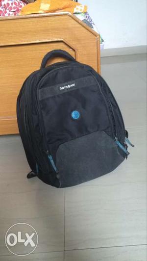 Samsonite laptop bag with expandable capacity and
