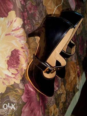 Brand new stiletto.. black in colour.. foot size -- 8
