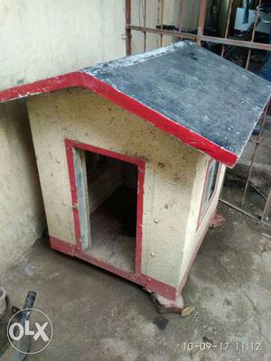 Dog house very good condition and all making in