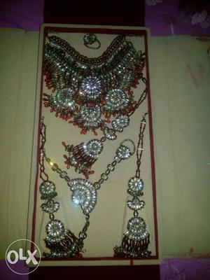 Urgent Sell maroon Colour Bridal Neckless 6 Month