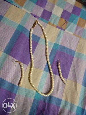 A white bead necklace with earing