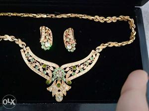 Imitation emerald jewellery set