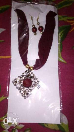 Maroon Pendant Necklace With Hook Earrings