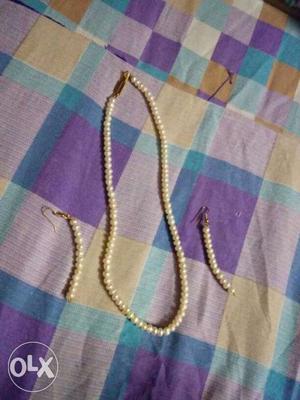 A white bead necklace