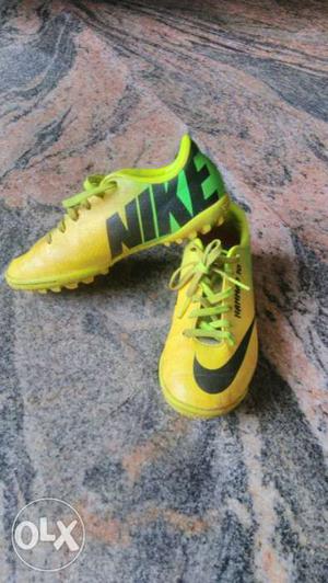 Nike football shoe for 10 year old boys.