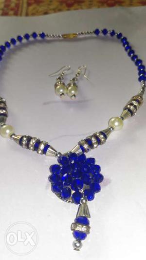 Royal blue jewellery set with a neck piece and a