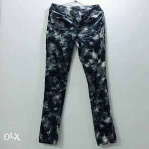 Women branded abstract print pant waist 28 black