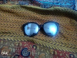 Black new goggles.i not used it yet.it is strong