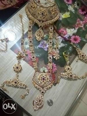 Golden alloy bridal necklace set