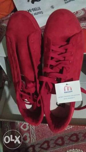 It's amazing brand new red magnet shoes a only 1