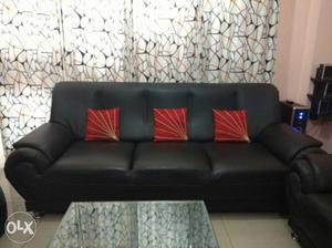 3+1+1 Sofa set in excellent condition. 5 cushions