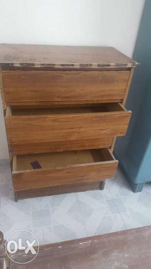 A chester drawer cabinet with 5 drawers.