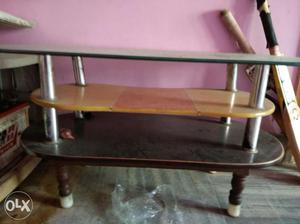 A dinning table in good condition for sale