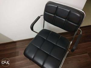 Leatherette cushioned all aluminium chair with arm rests and