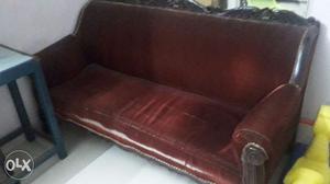 Maroon color sofa set in good condition for sale