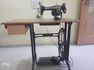Merrit sewing machine in excellent working