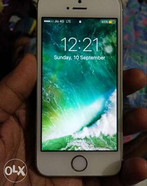 I phone 5s gold 32gb... all orginal accessory