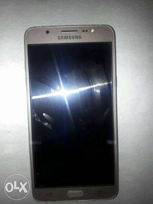 New condition very good mobile sumsung j7-6 golden colour 2