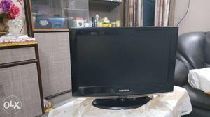 4 year ols Samsung LA22B450C8 LCD 22 inches TV