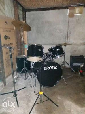 Black-and-silver Bronz Drum Set