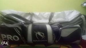 Gravity pro professionals cricket never used kit bag