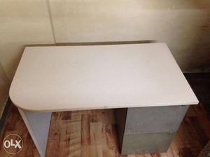 2 office tables available in perfect condition
