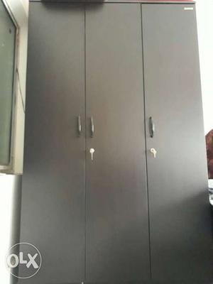 De-attachable wodden tripple door wardrobe