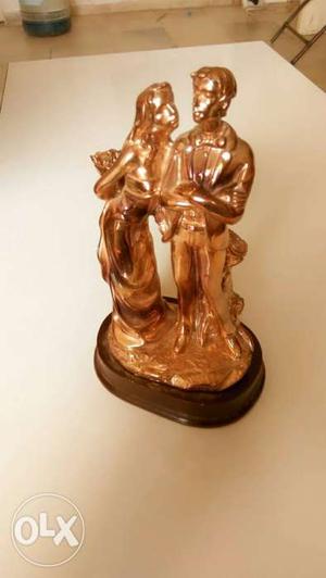 Man And Woman Holding Hands Gold-colored Figurine