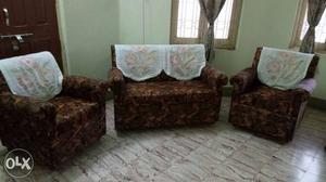 Sofa set 4 seater (2+1+1)in very good condition