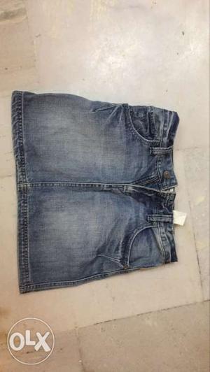 Levis mini stright skirt  years very less