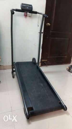 Treadmill manual foldable in very good condition.