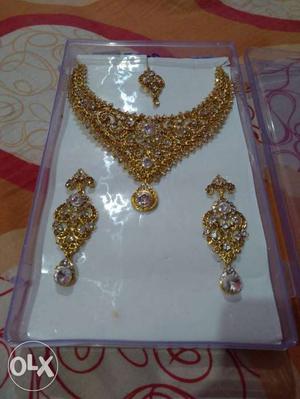 Gold-colored Collar Necklace And Dangle Earrings