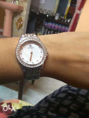 I want to sell this watch becoz it's tight...so
