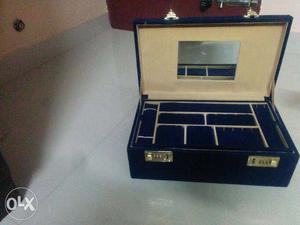 Jewel box, 4 compartments, one lock needs minor