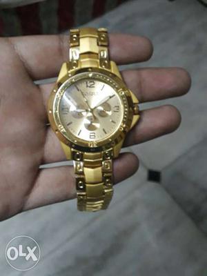 Round Gold-colored Chronograph Watch With Gold-colored Band