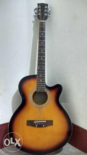 Western Guitar in very good condition and looks