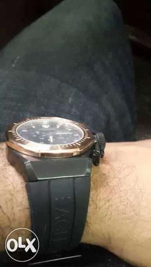 2 month old watch absolutly new no sctrach. i