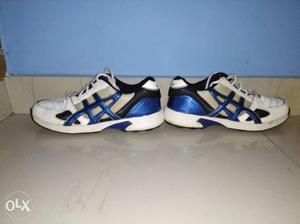 Cricket Shoes with spikes. Kuaike Size 8