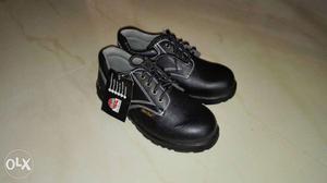 New safety shoe with tag size-8