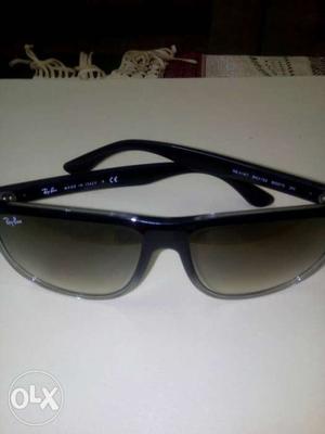Original Ray ban urgent want to sell it it's from
