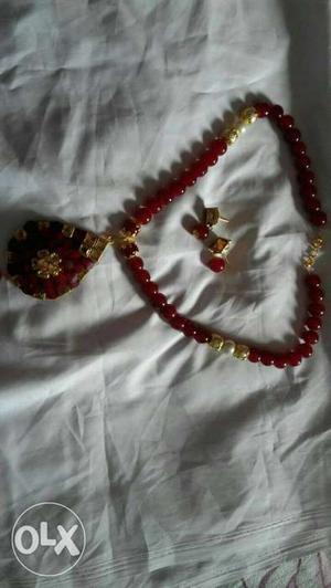 Red And Brown Beaded Pendant Necklace