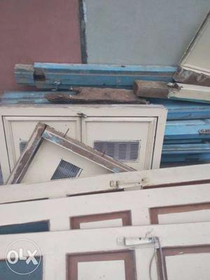 Good condition window pure saag wood material
