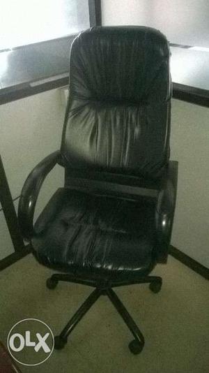 I like to sell my two executive Rowling chairs