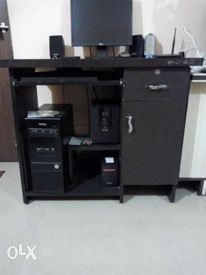 P4 computer with table & UPS seal