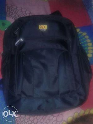 In excellent condition 2 week old laptop bag