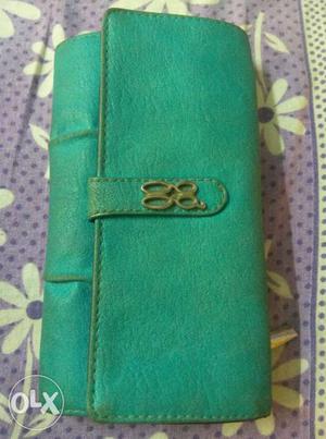 Baggit wallet 1 year old..hardly used..buyers